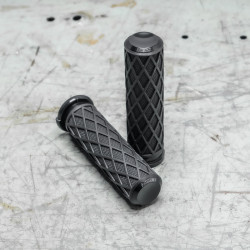 PartzBiz HD 500-007 - Arlen Ness Diamond Rubber Grips Black TBW Billet 1” Pair Harley Big Twin 06+ PartzBiz HD 500-007 - Arlen Ness Diamond Rubber Grips Black TBW Billet 1” Pair Harley Big Twin 06+