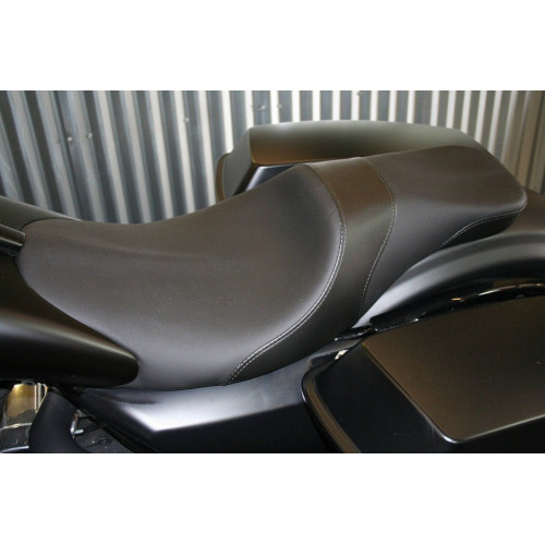 PartzBiz HD: 3449905-Danny Grey 2-Up SeatสำหรับPaul Yaffeยืดถัง 08-2021 Harley Touring STK08