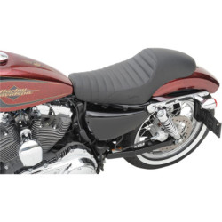 PartzBiz HD 8585CJT - Saddlemen Americano จีบ 2 Up Cafe Racer Seat Harley 1979-2003 XL Sportster PartzBiz HD 8585CJT - Saddlemen Americano จีบ 2 Up Cafe Racer Seat Harley 1979-2003 XL Sportster